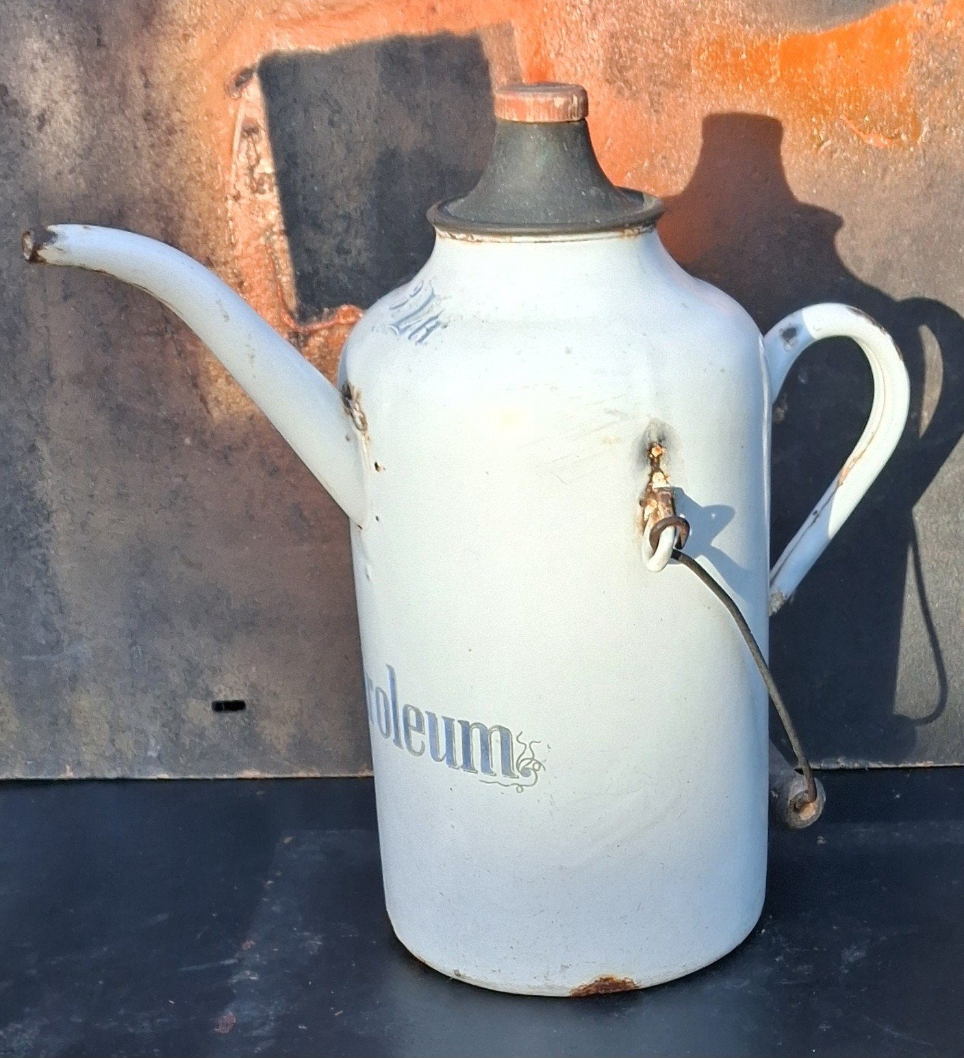 Petroleum schenkkan emaille.  Ca 1930. 3 Ltr. 28 cm., Antiek en Kunst, Curiosa en Brocante, Ophalen