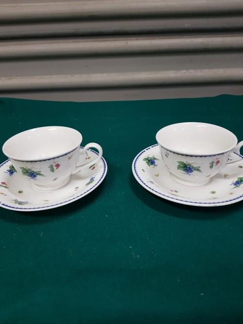 Kop en schotel, porselein, wit met blauwe druiven, Balmoral, Huis en Inrichting, Keuken | Servies, Ophalen of Verzenden, 'T Olde Gre-j