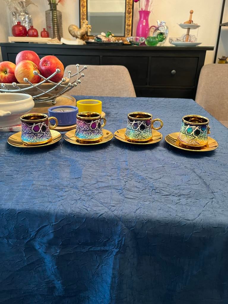 Set van 4 kleurrijke Turkse koffiekopjes met schotels, Overige materialen, Ophalen of Verzenden, Zo goed als nieuw, Overige stijlen