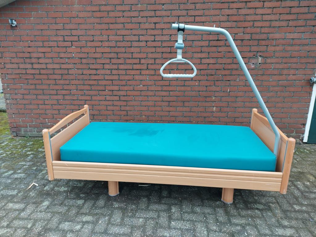 Zorgbed hoog laag bed electrisch met papegaai en matras, Huis en Inrichting, Slaapkamer | Bedden, Ophalen, Overige materialen
