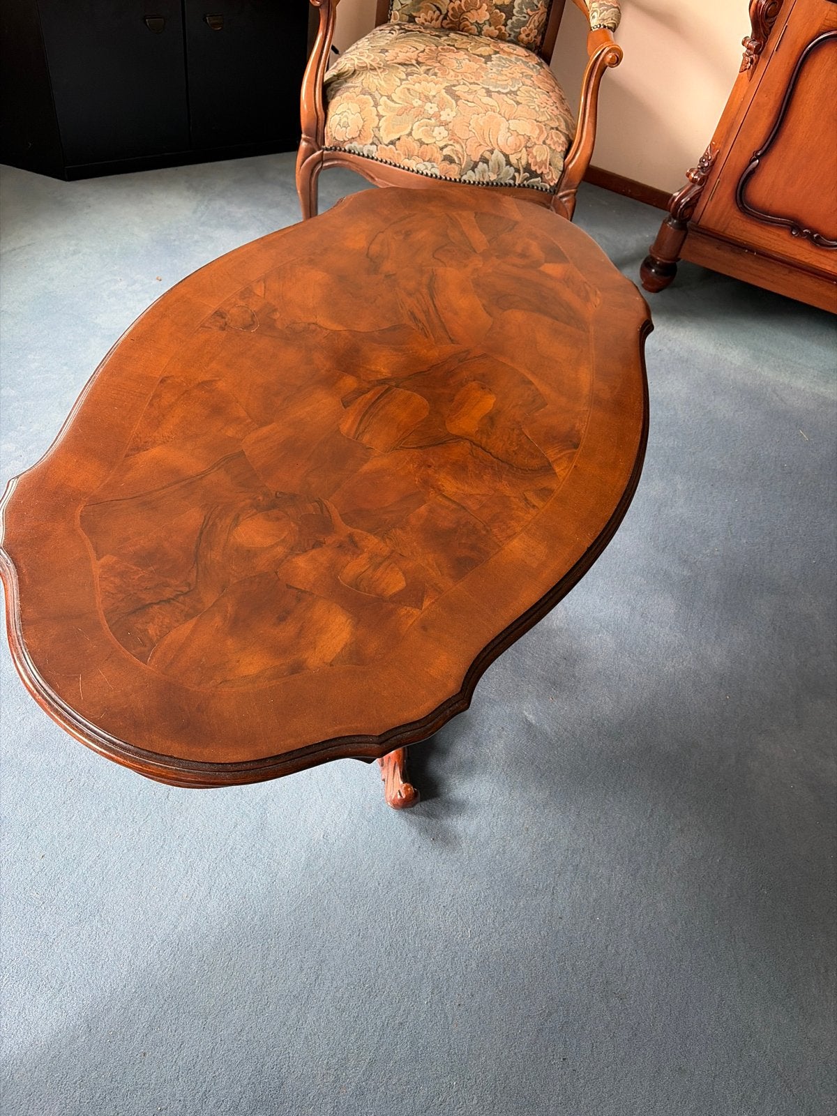 Antieke Salontafel met Sierlijke Poten, Ophalen