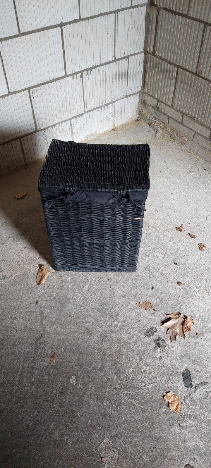 Zwarte rieten wasmand met deksel, Ophalen, Gebruikt, 50 tot 100 cm, 50 tot 75 cm