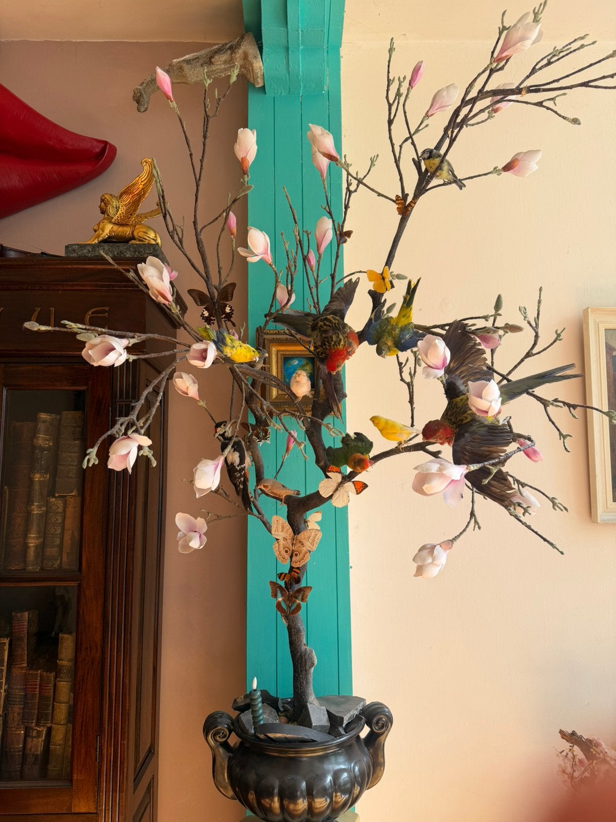 kunstmagnoliaboom met11 opgezette vogels en diverse vlinders, Ophalen, Zo goed als nieuw, Opgezet dier