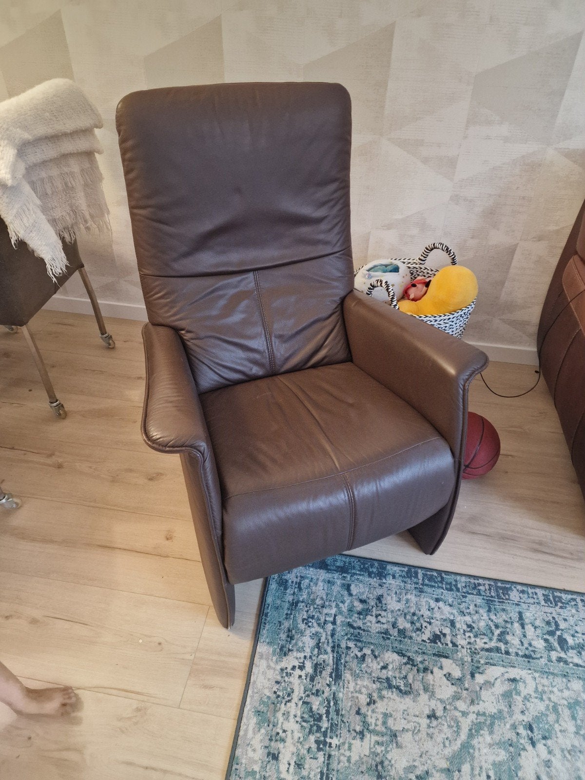 Comfortabele bruine leren relaxfauteuil, Ophalen, Gebruikt, Modern, Comfort, 50 tot 75 cm