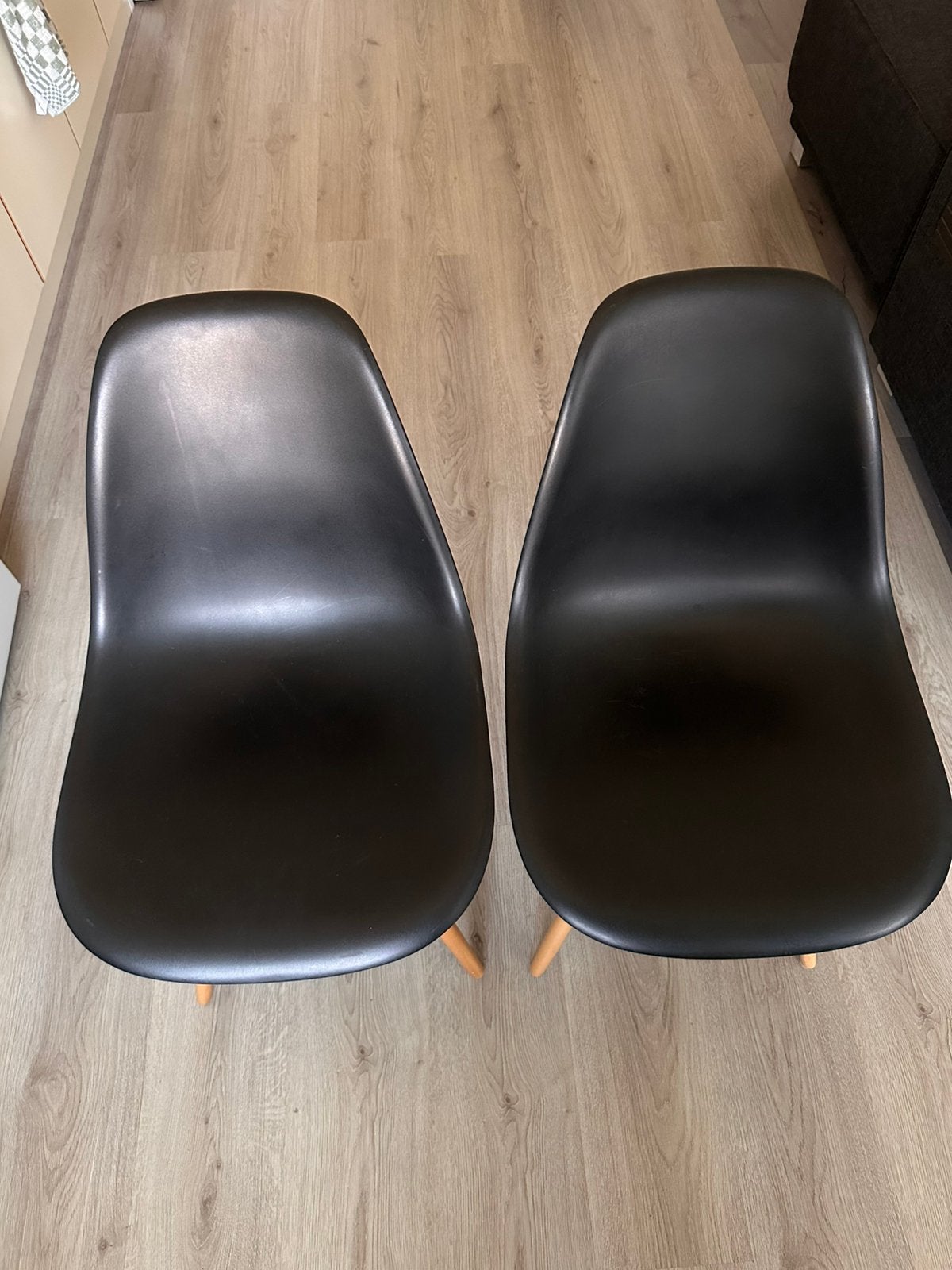 Zwarte stoelen met houten poten
