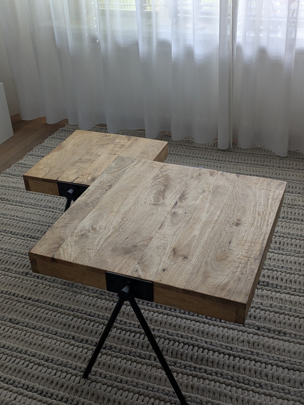 Set van 2 notenhouten salontafels met zwart stalen poten, Huis en Inrichting, Overige houtsoorten, Gebruikt, 50 tot 100 cm, Vierkant