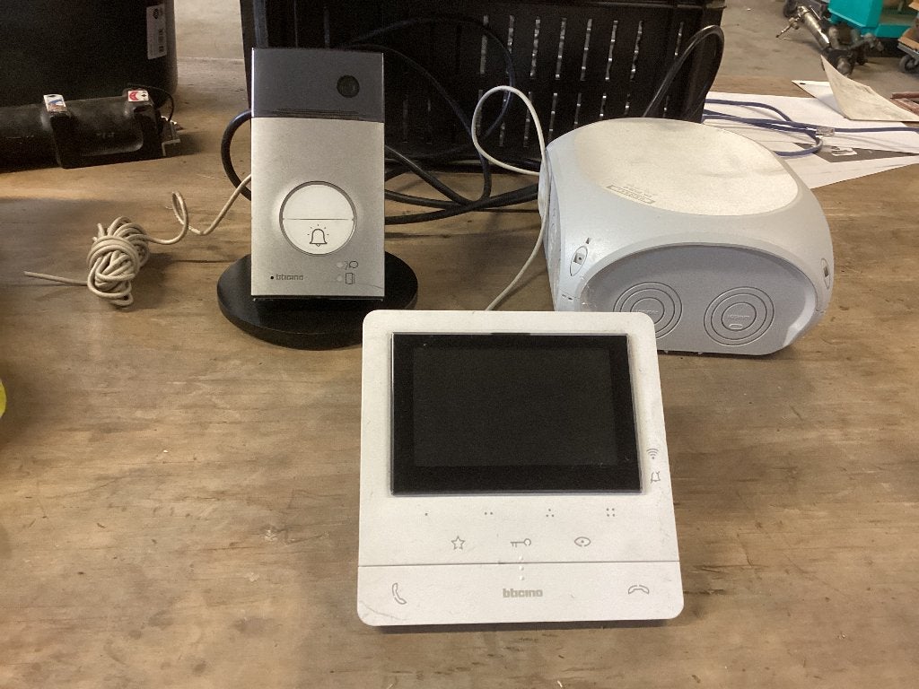 Bticino Linea 3000 & Classe 100 Video Intercom Set, Ophalen, Ingebouwde camera, Gebruikt, Bedraad
