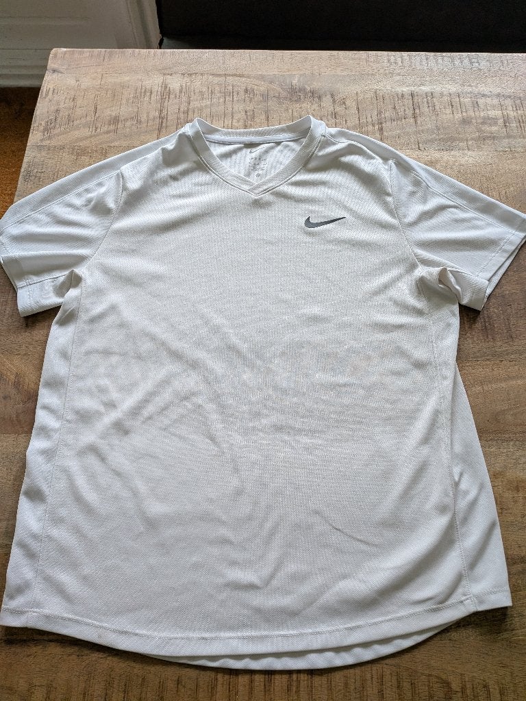 Wit nike tennisshirt (M) 2x, Sport en Fitness, Ophalen, Kleding, Nike, L00