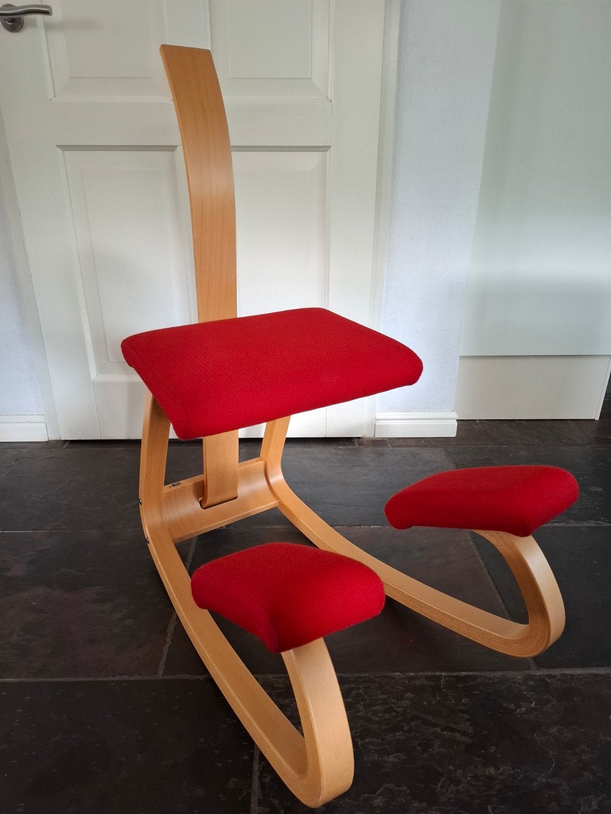 Stokke Varier balans kniestoel stoel met rugleuning rood, Ophalen, Zo goed als nieuw, Eén, Rood