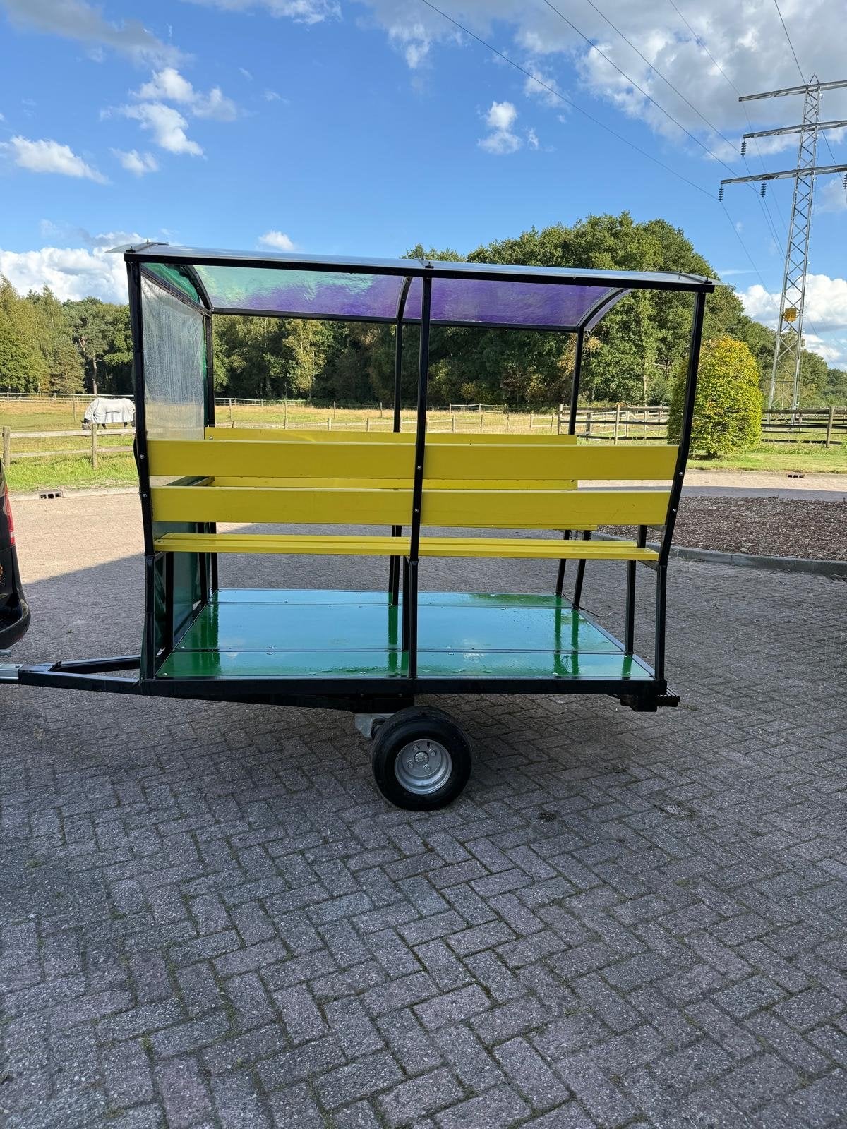 Aanhangwagen met zitplaatsen en afdak, Ophalen, Zo goed als nieuw