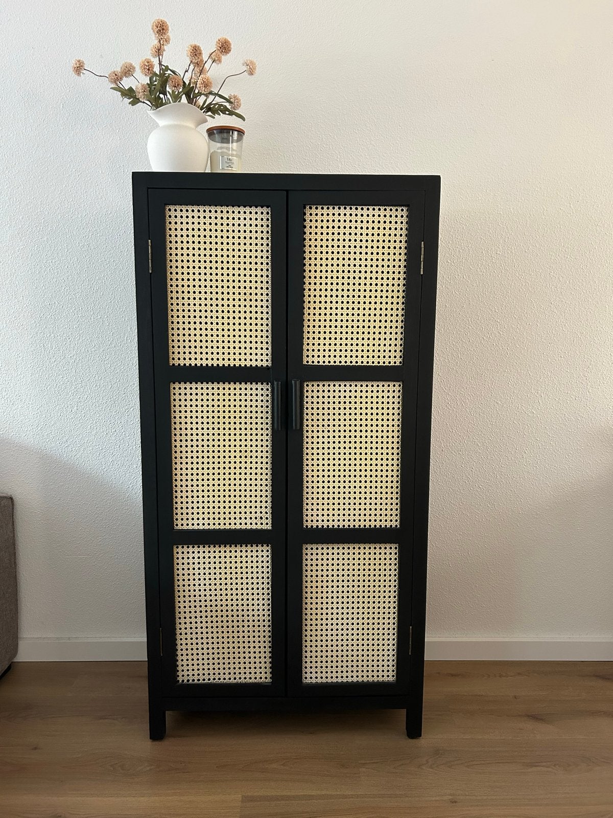 Zwarte rotan kast met deuren en planken Webbing Meidenkast, Huis en Inrichting, Kasten | Kledingkasten, Ophalen, 100 tot 150 cm