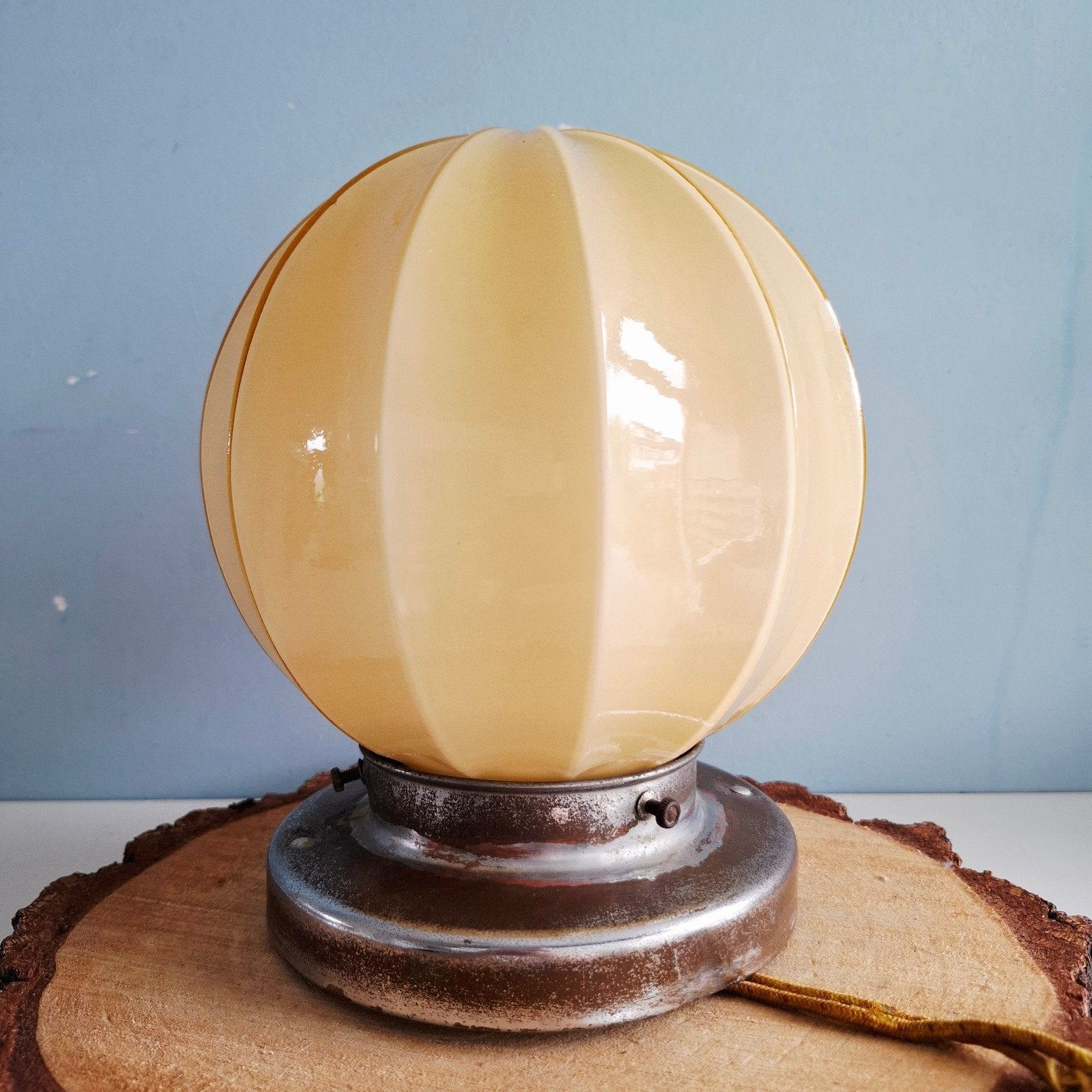 Art Deco plafondlamp van opaline glas, Antiek en Kunst, Antiek | Lampen, Ophalen