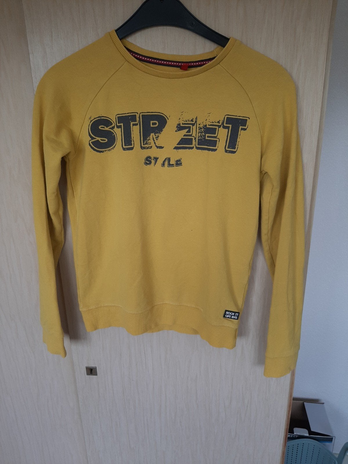 Nieuwstaat gele quapi trui 146 152, Kinderen en Baby's, Kinderkleding | Maat 146, Trui of Vest, Ophalen of Verzenden, Zo goed als nieuw