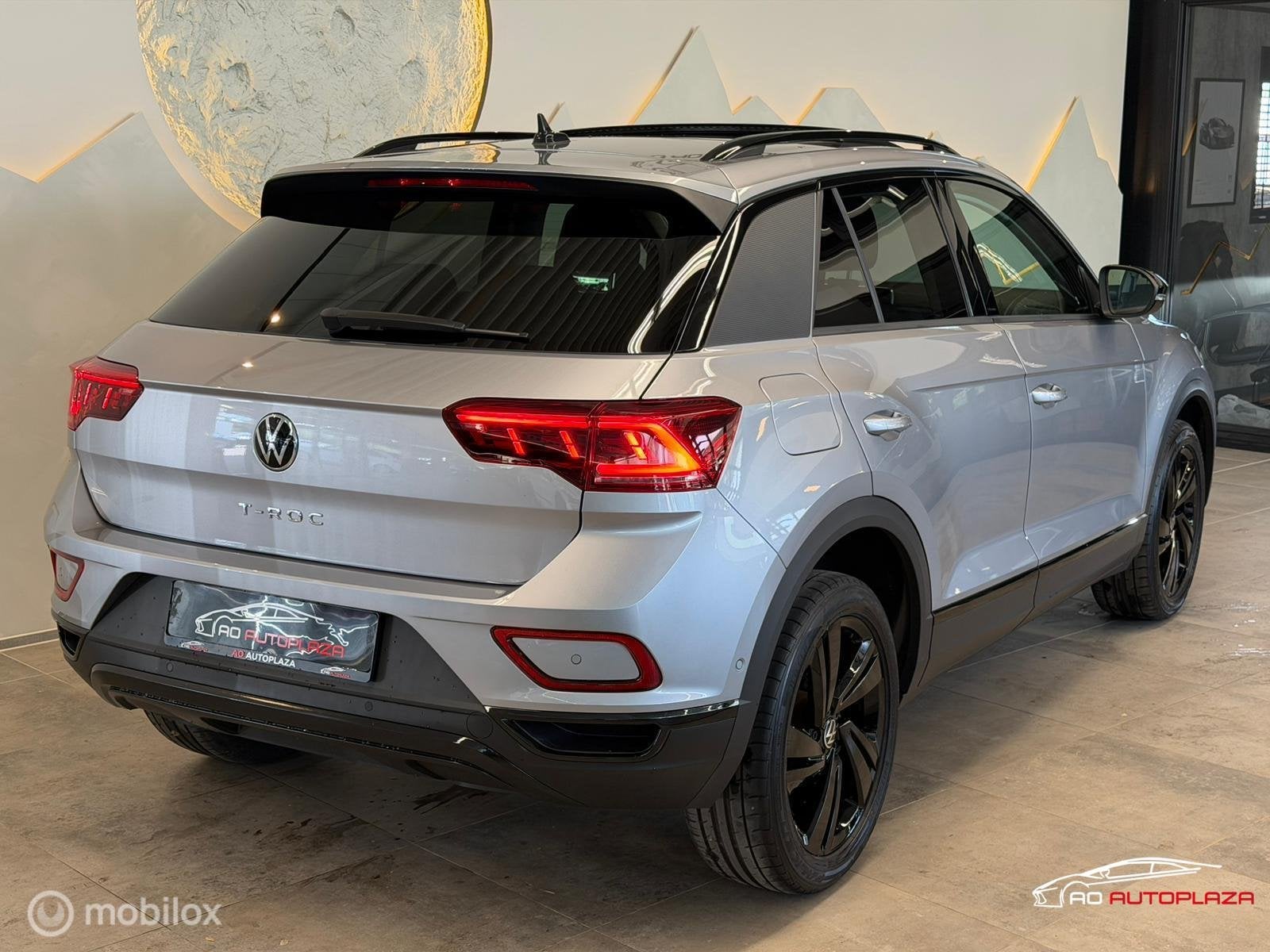 Volkswagen T-Roc 1.5 TSI Panorama/IQ Light/Stoelverwarming/B, 1258 kg, 1498 cc, Zwart, 4 cilinders