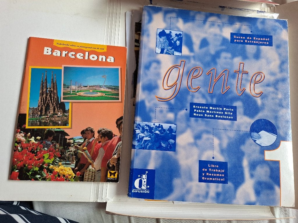 Spaans lesboek Gente en reisgids Barcelona, Boeken, Ophalen of Verzenden, Alpha