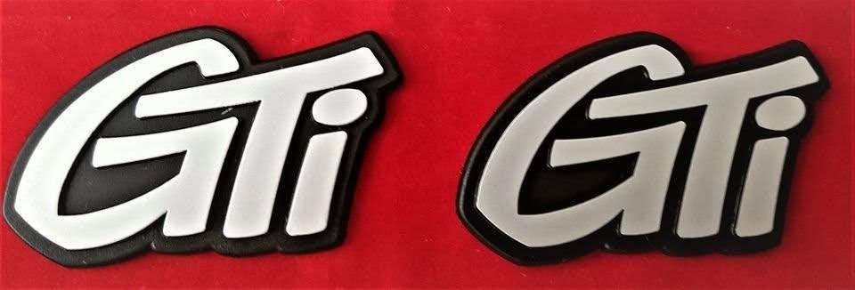 SET VAN TWEE STUKS GTI EMBLEMEN ., Verzenden, Nieuw