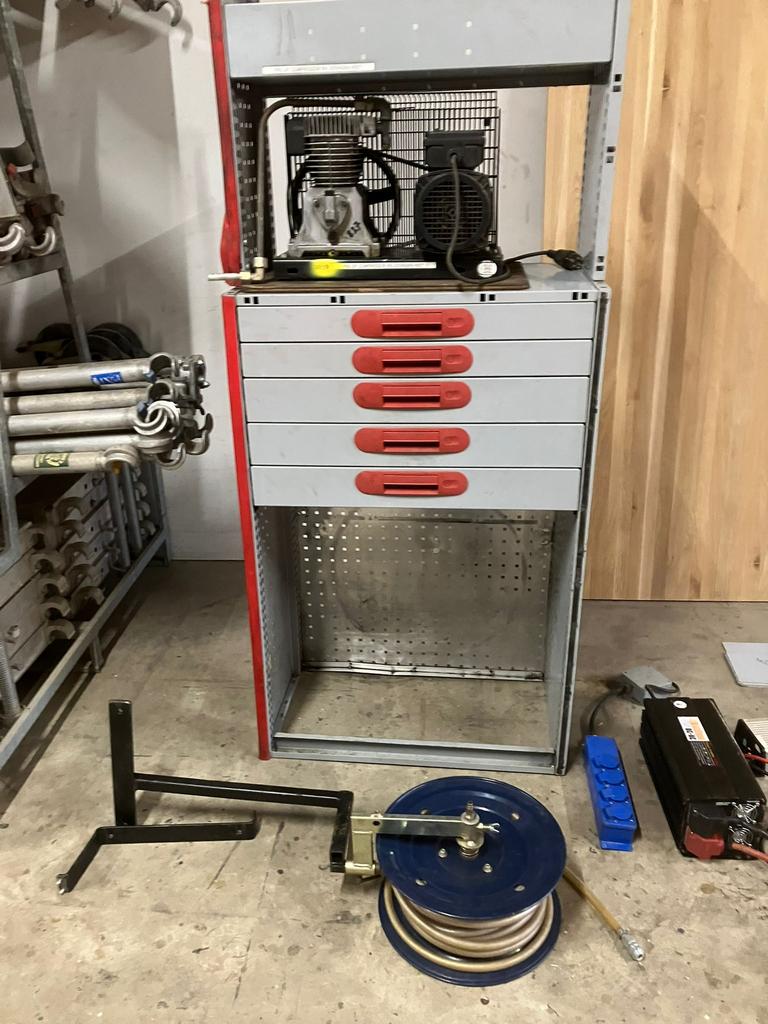 Bott bedrijfswagen inrichting + compressor en slanghaspel, Ophalen, Gebruikt