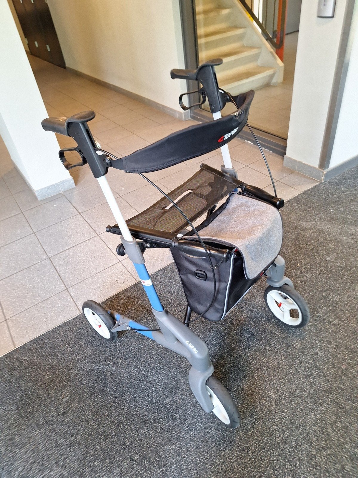 Foto 9 van Rollator lichtgewicht aluminium lees beschrijving nieuwstaat