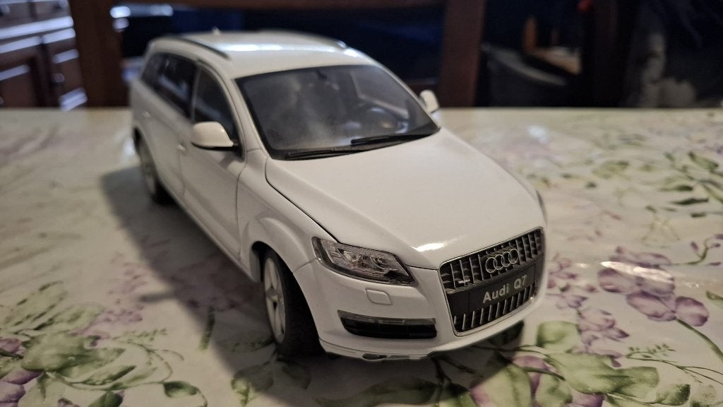 Audi Q7 wit modelauto, Hobby en Vrije tijd, Modelauto's | 1:18, Ophalen, Zo goed als nieuw, Auto, Welly