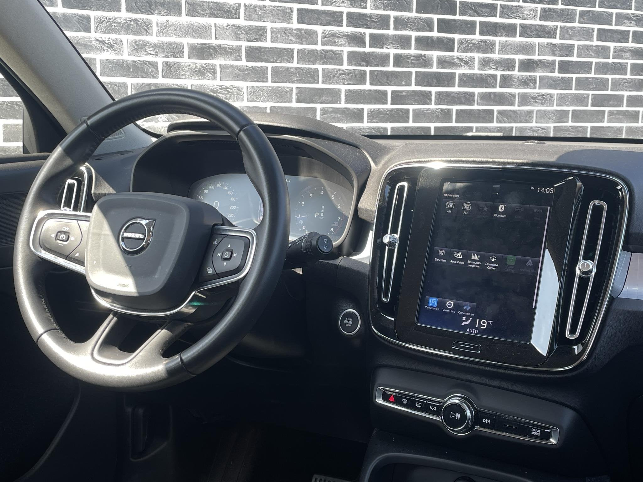 Volvo XC40 1.5 T3 Momentum Pro | Trekhaak | Parkeersensoren, Auto's, Gebruikt, Euro 6, Leder en Stof, Origineel Nederlands