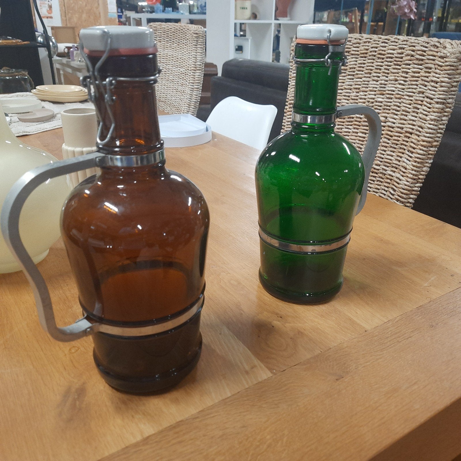 2 Vintage beugelflessen met handvat - groen en bruin glas, Antiek en Kunst, Antiek | Vazen, Ophalen of Verzenden