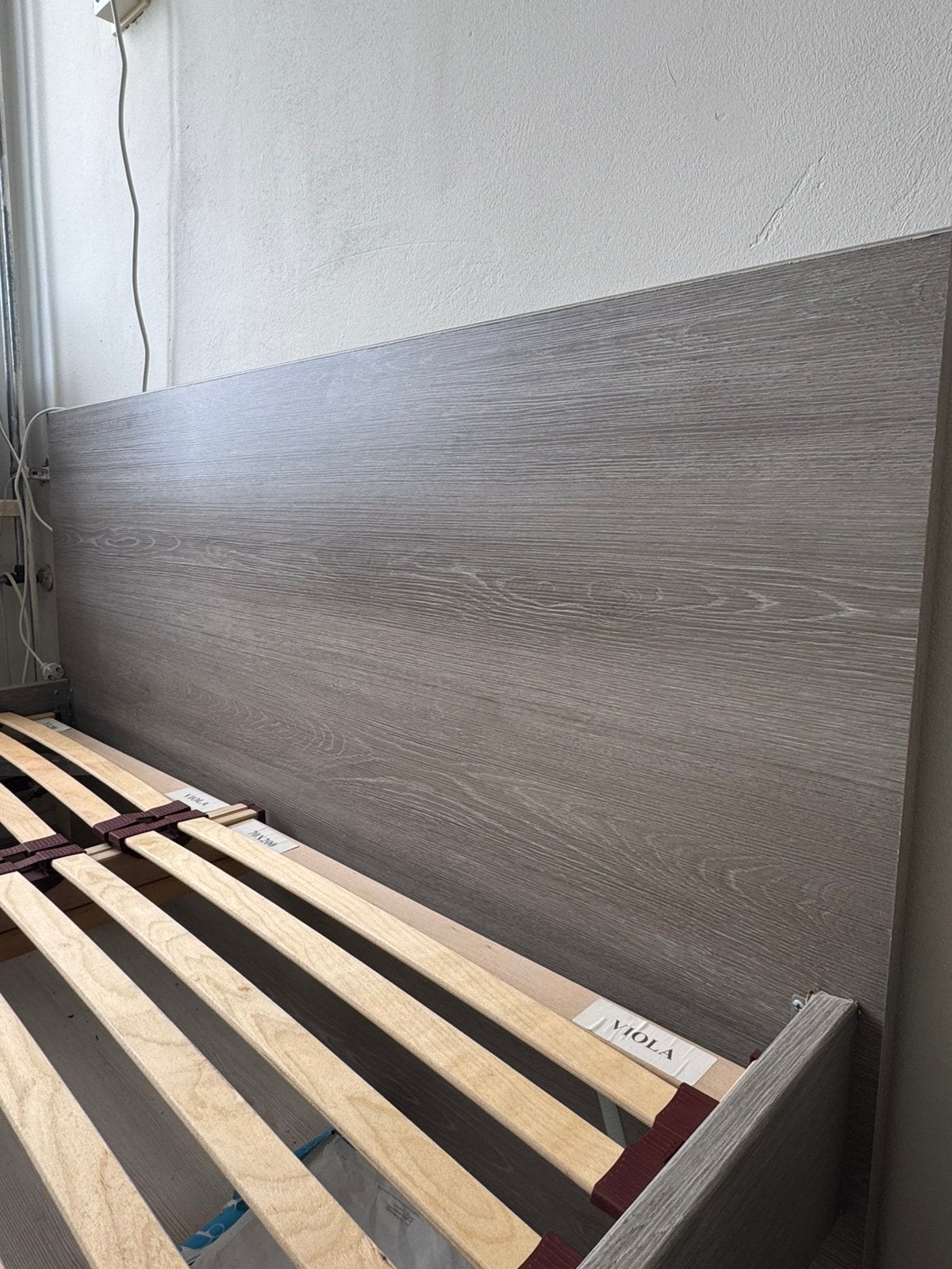 Houten bed 140x200 cm met lattenbodem – grijs, Ophalen, Zo goed als nieuw