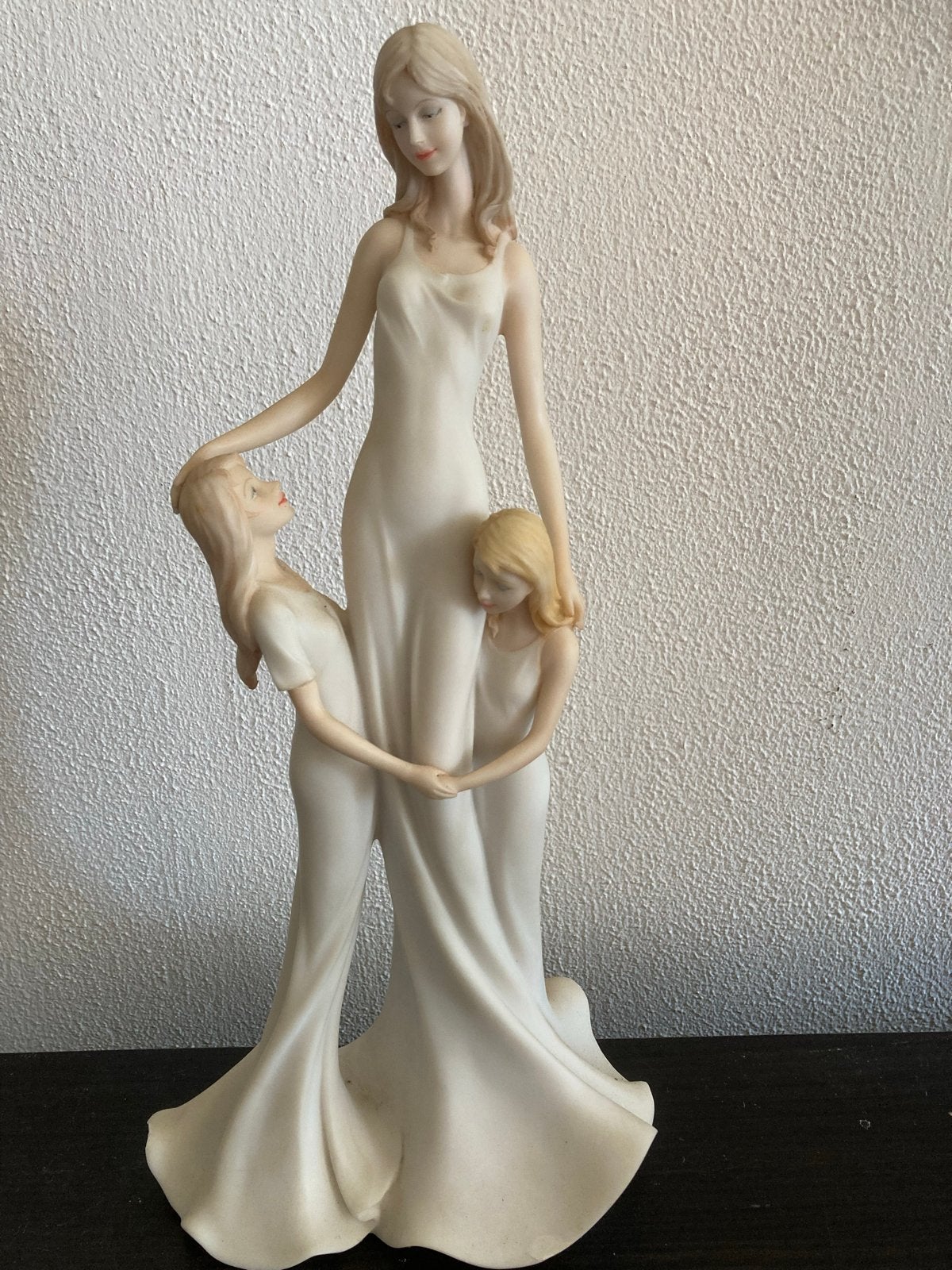 Juliana Moeder met twee dochters polyresin beeld 36cm, Antiek en Kunst, Groep mensen, Kunststof, Ophalen of Verzenden, Handgemaakt