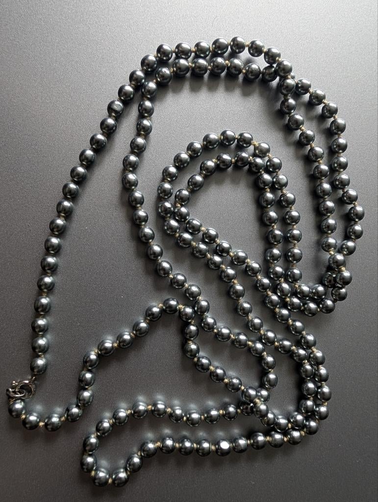 Parelketting grijs geknoopte, parelsnoer 138 cm. lang., Ophalen of Verzenden, Zo goed als nieuw, Grijs, Overige materialen