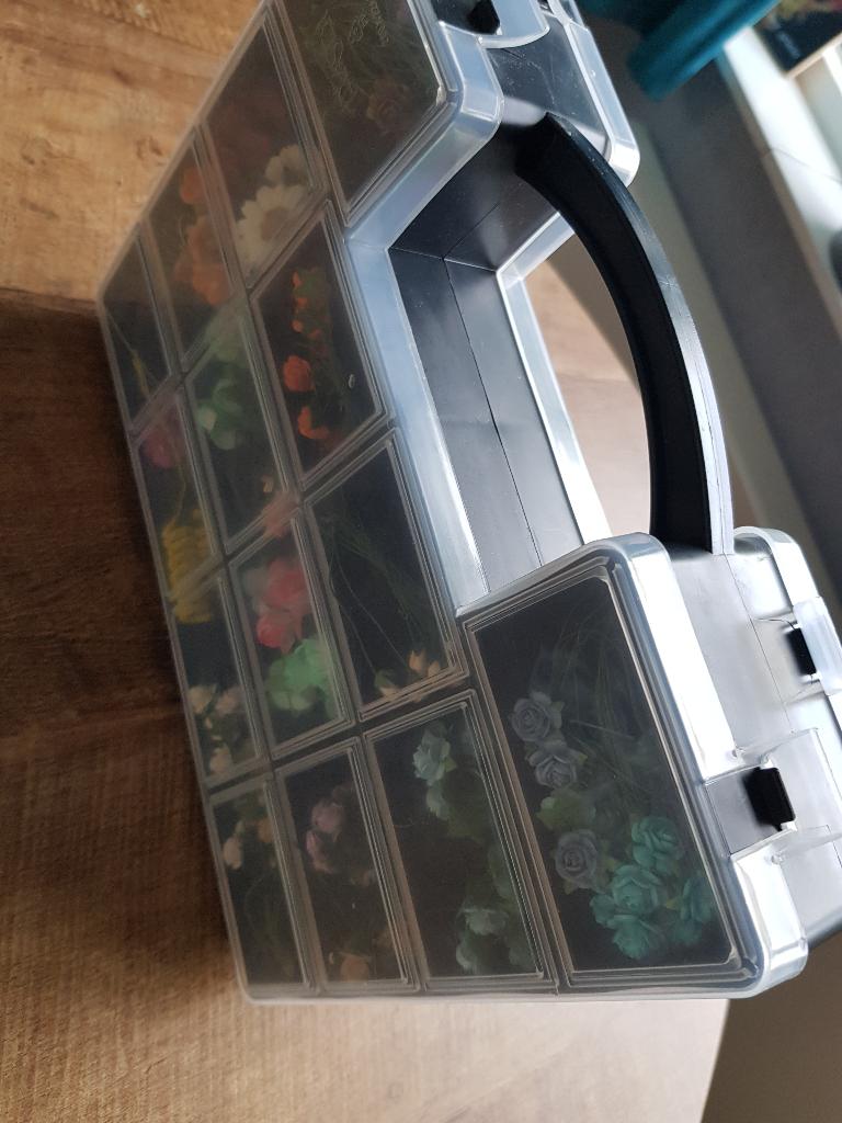 Dubbelzijdig gevulde koffer papieren bloemen, Ophalen of Verzenden, Zo goed als nieuw, Geschikt voor karton, Knutselmateriaal