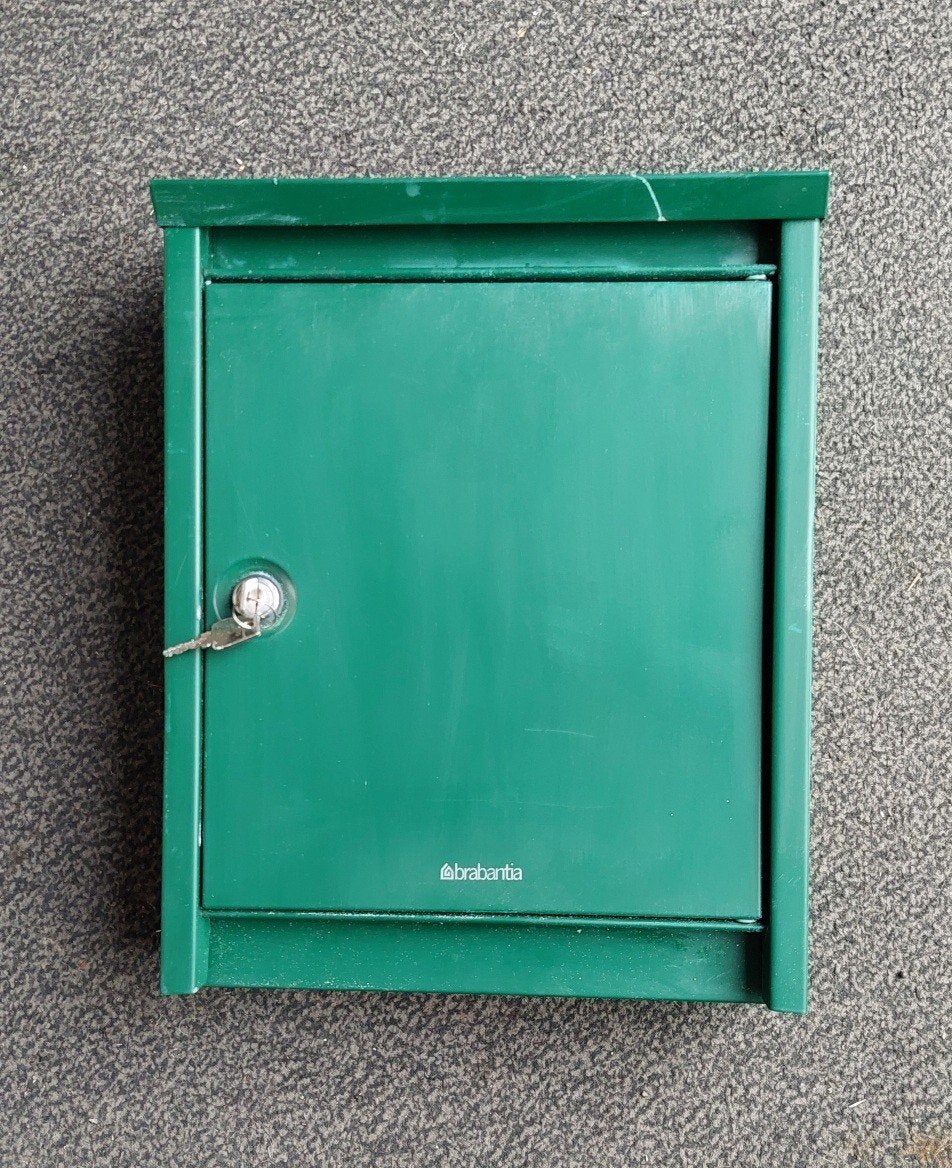 Brabantia brievenbus groen met 2 sleutels, Tuin en Terras, Ophalen of Verzenden, Gebruikt, IJzer, Wandbrievenbus