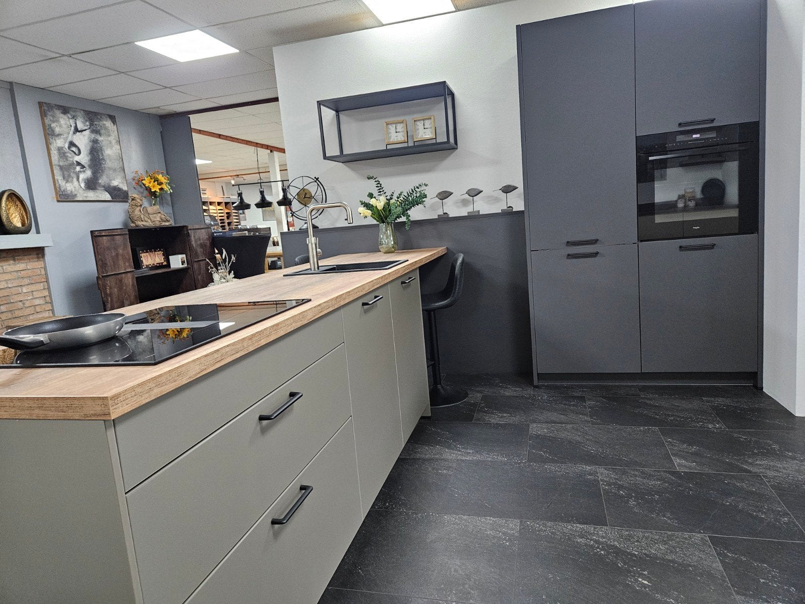 Showroomkeuken met schiereiland en Pelgrim apparatuur, Ophalen, 75 cm of meer, Nieuw, 200 cm of meer