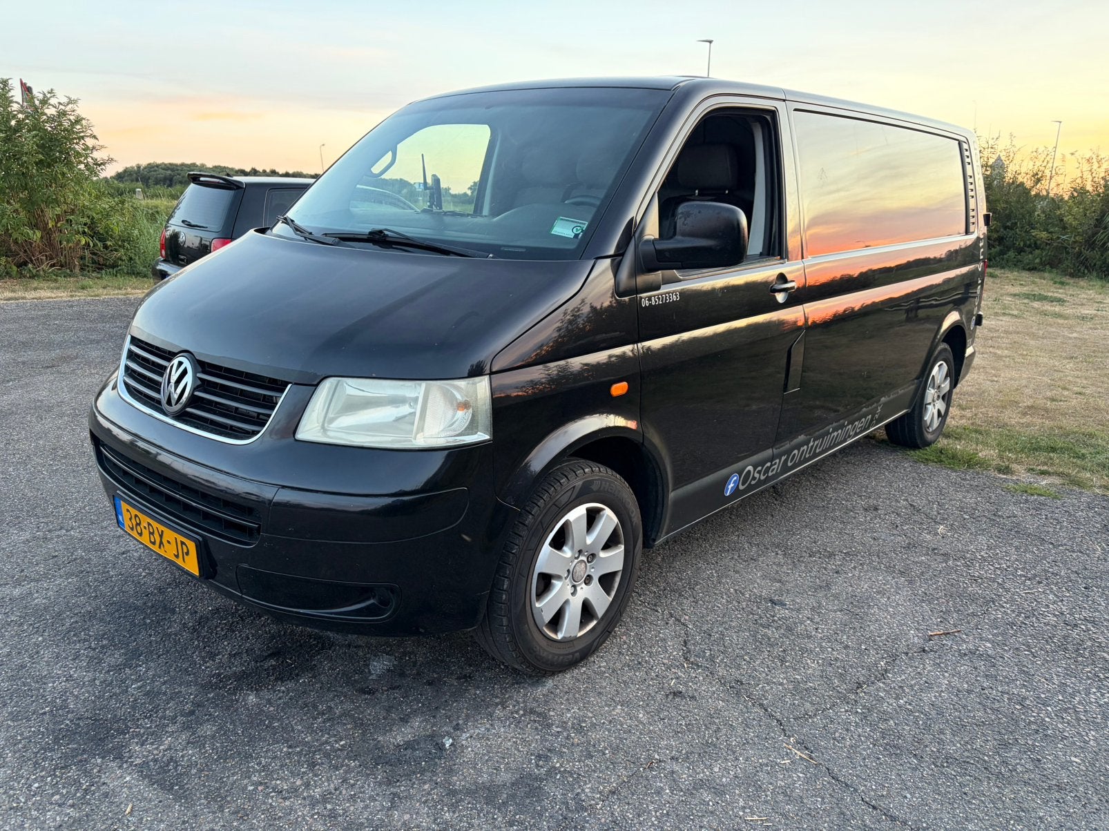 Volkswagen Transporter T5 2.5 TDi 96 Kw gechipt 180pk, Auto's, Bestelauto's, Voorwielaandrijving, Stof, Zwart, Metallic lak