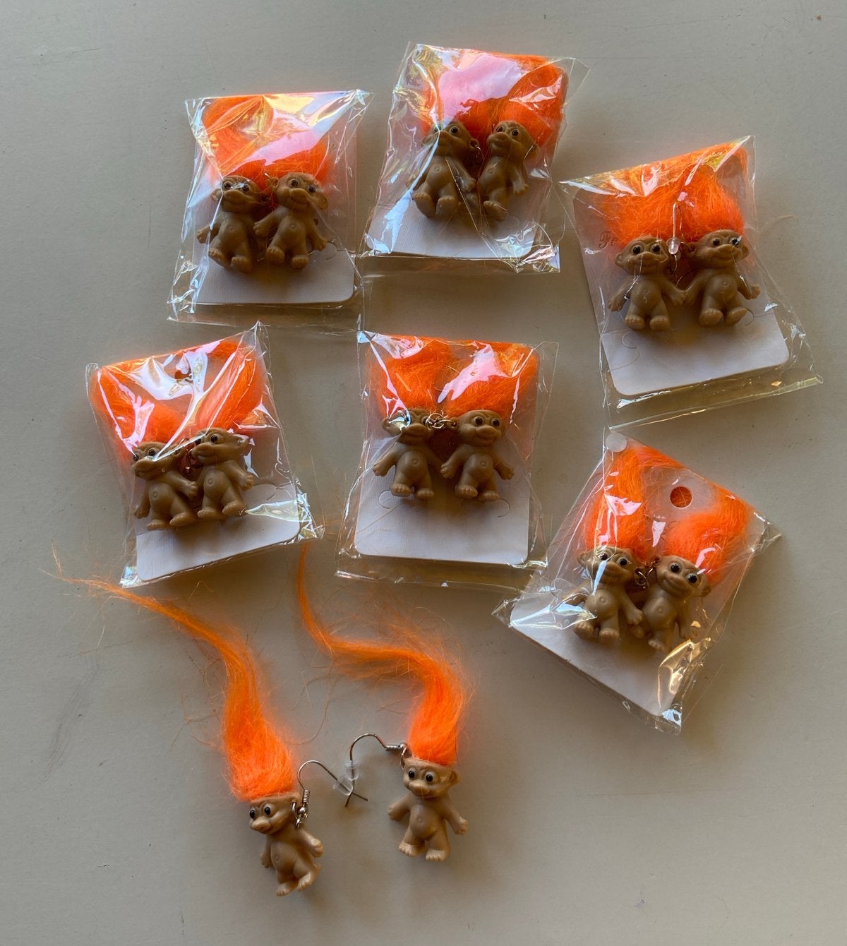 Oorbellen met trollen poppetjes vintage jaren '90., Overige materialen, Hangers, Nieuw, Oranje