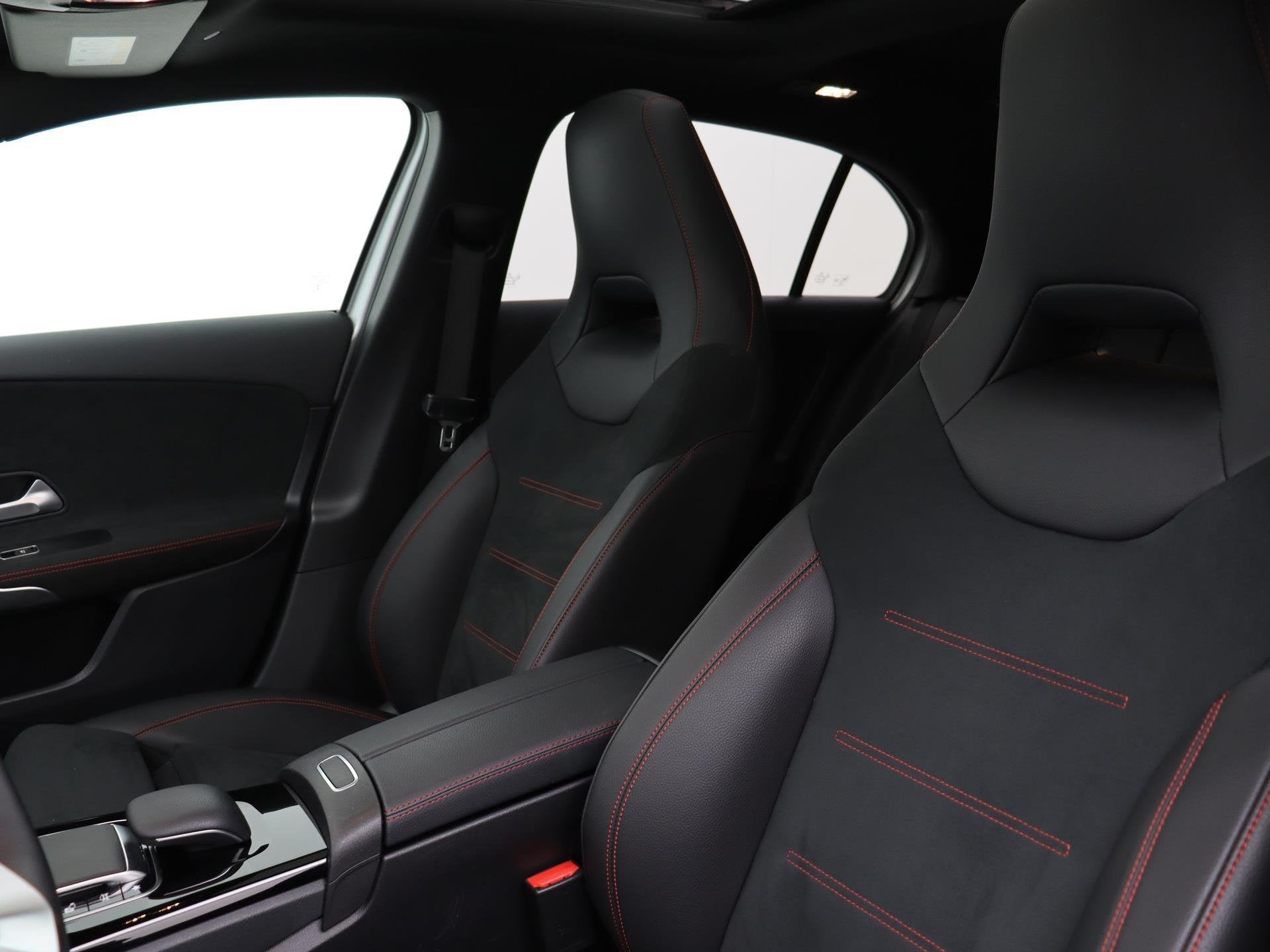 Mercedes-Benz A-klasse 180 Business Solution AMG Night Upgra, Auto's, 136 pk, Gebruikt, 4 cilinders, Leder en Stof