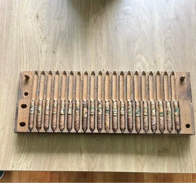 sigarenplank met stompkop sigaren en unieke bandjes, Verzenden