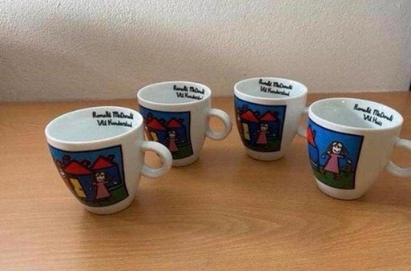 Ronald McDonald Kinderstad kopjes - set van 4, Huis en Inrichting, Keuken | Servies, Ophalen of Verzenden, Nieuw, Porselein, Mok