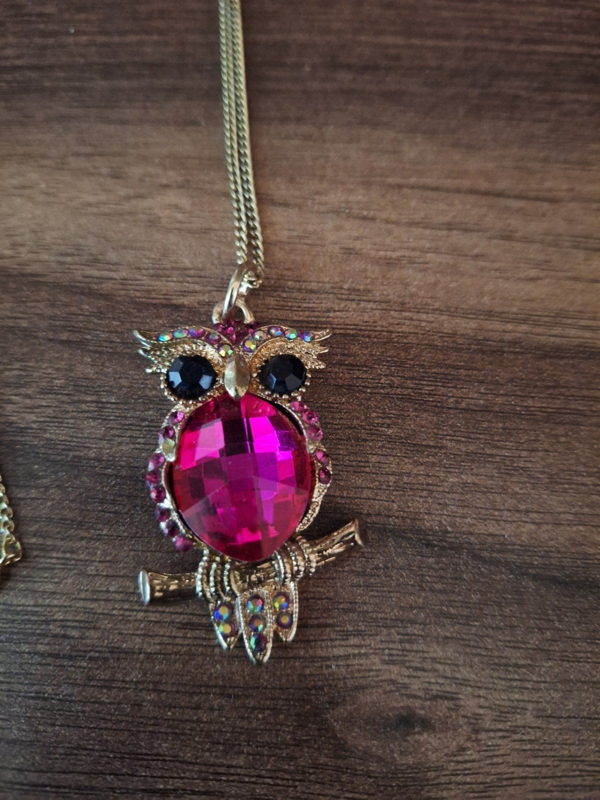 Goudkleurige ketting met hanger met uil met steentjes., Ophalen of Verzenden, Zo goed als nieuw, Goud, Overige materialen