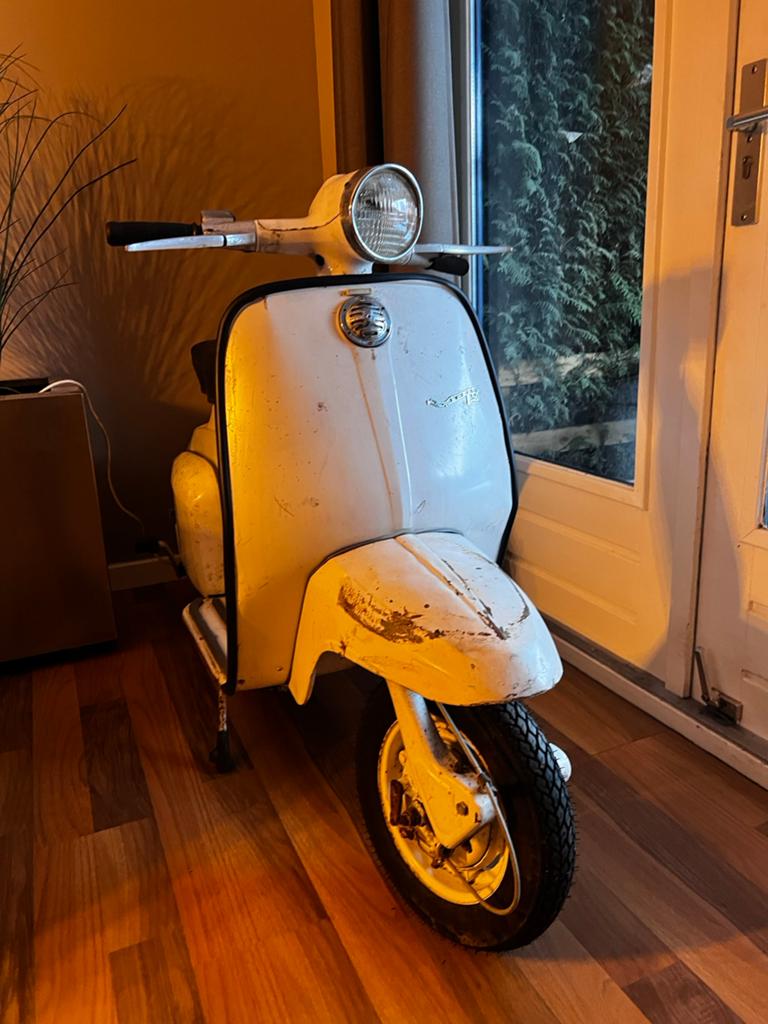 Zoek iemand die onderhoud doet aan oldtimer vespa, Fietsen en Brommers, Ophalen, Maximaal 45 km/u, Zo goed als nieuw, 50 cc