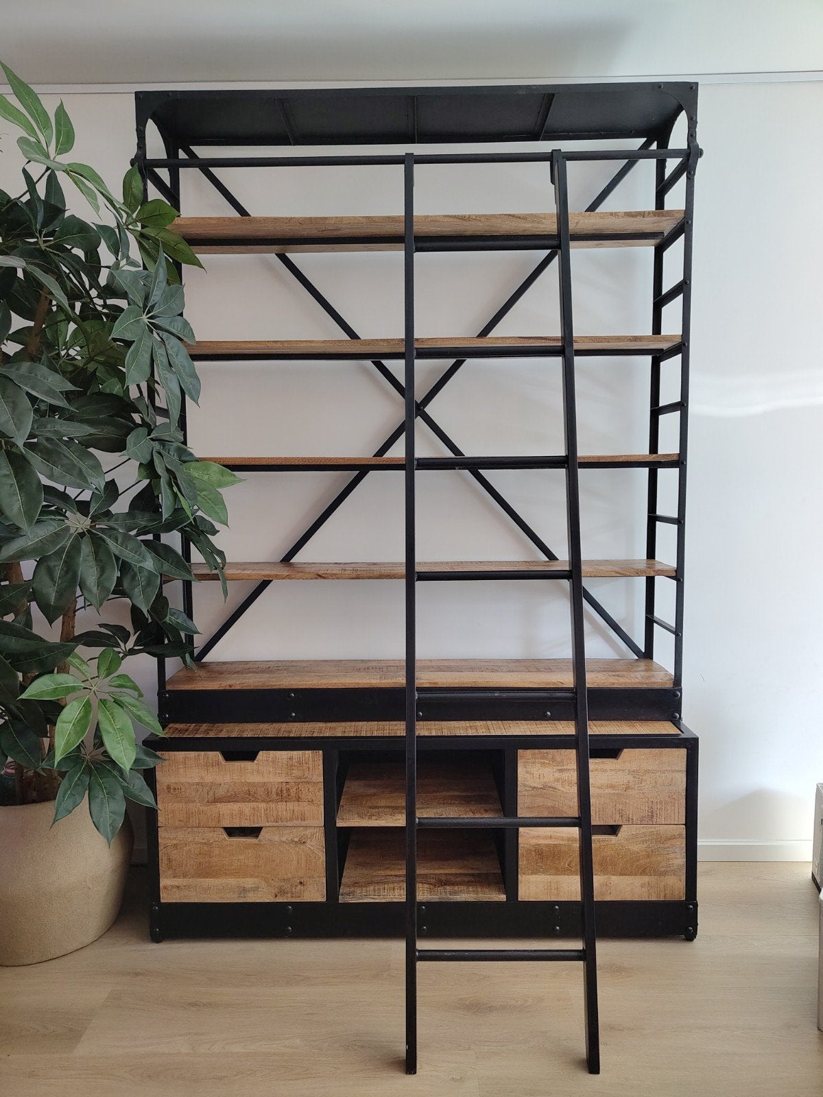 Industriële houten kast met stalen frame en ladder, Huis en Inrichting, Gebruikt, 200 cm of meer, 150 tot 200 cm, Met lade(s)