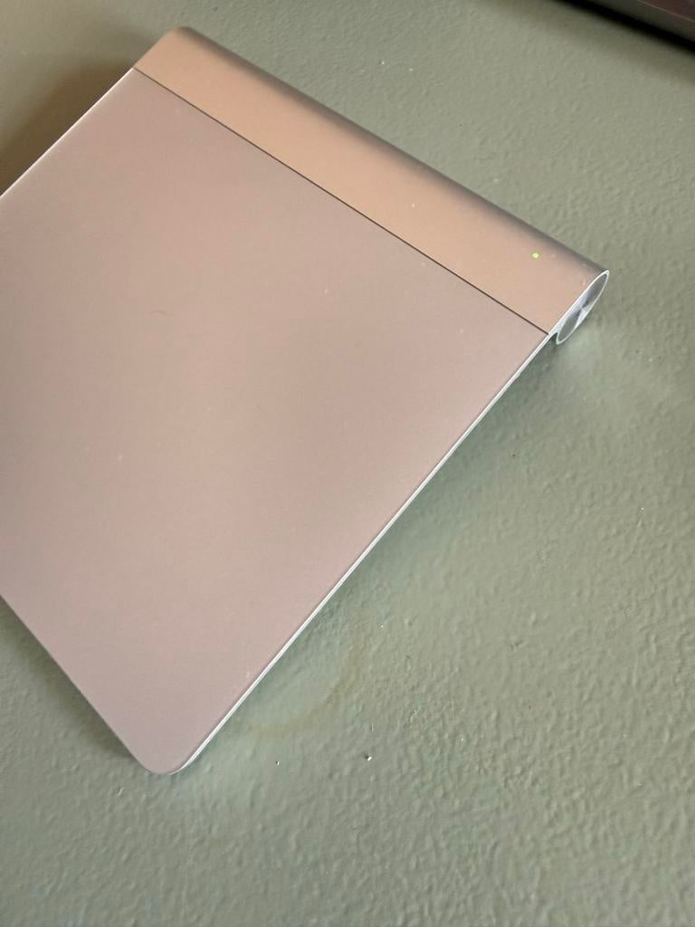 Apple Magic Trackpad 1e generatie - Batterij - Perfect, Computers en Software, Muizen, Ophalen of Verzenden, Zo goed als nieuw