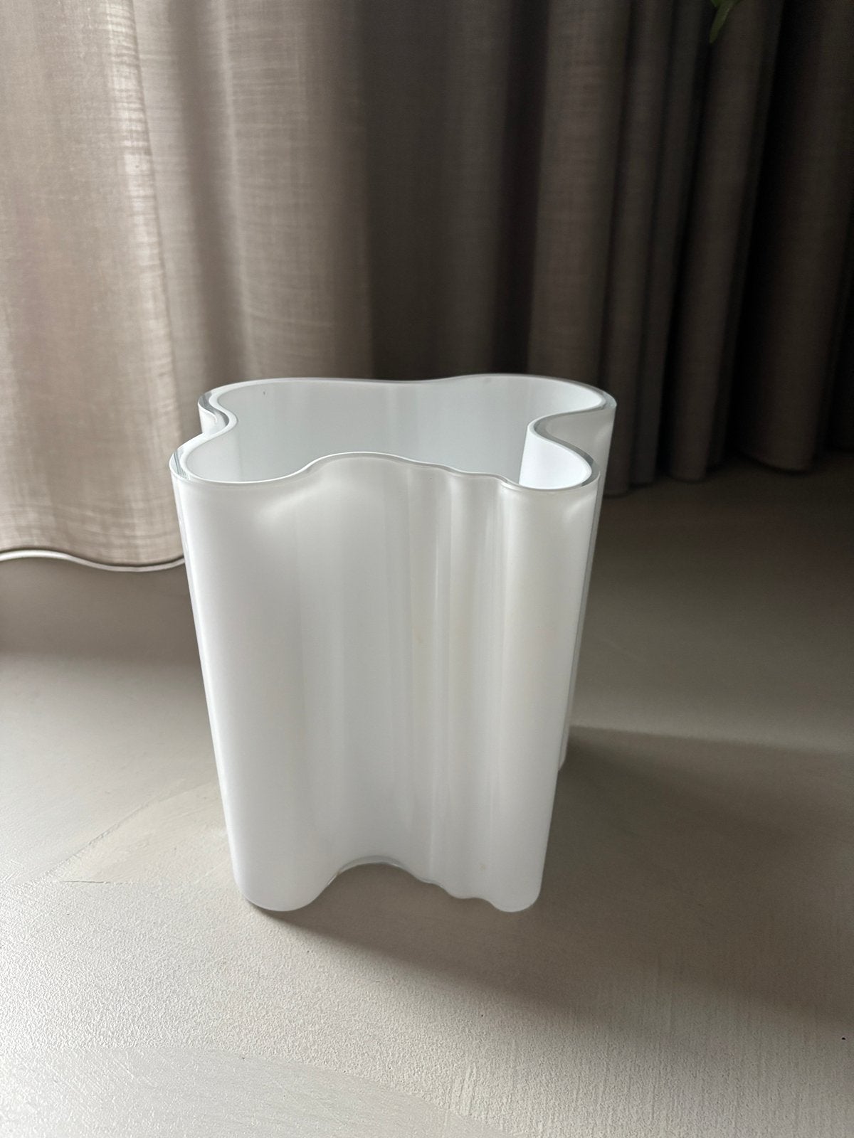 IIttala Alvar Aalto vaas in opaalwit, 20 cm, Verzenden, Zo goed als nieuw, Glas