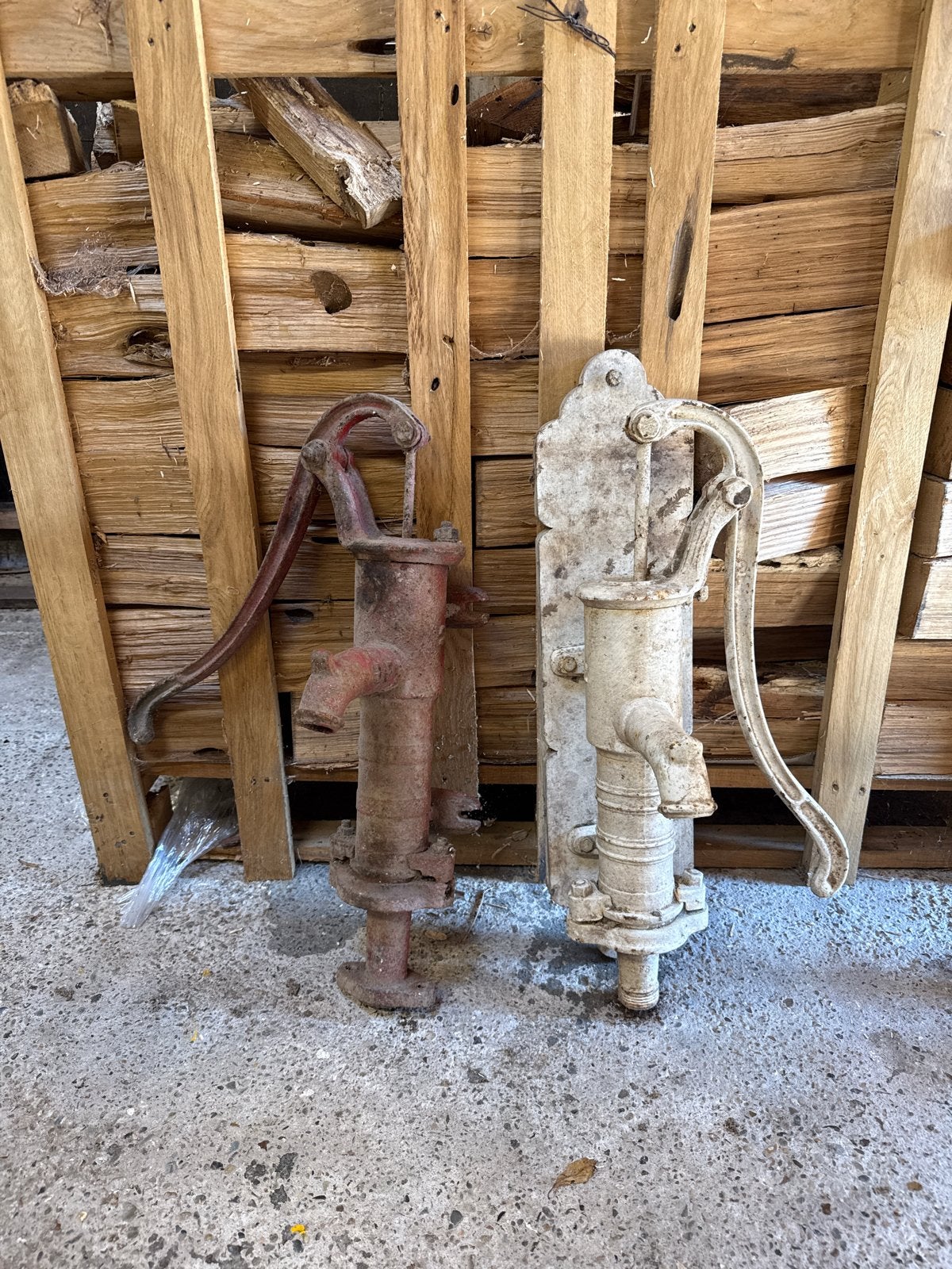 Klok Waterpompen (2x): Rood en Wit - Functioneel, Ophalen