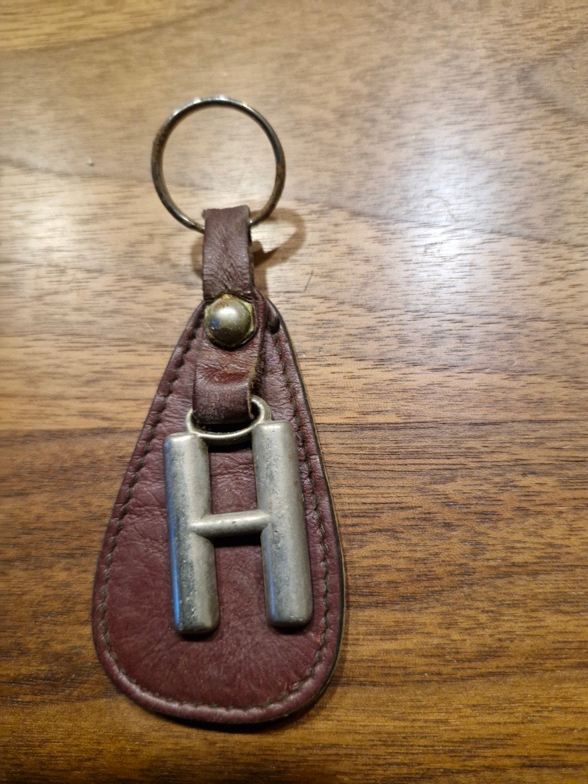 246 Vintage Leren Sleutelhanger met Letter H, Ophalen of Verzenden, Gebruikt, Overige typen