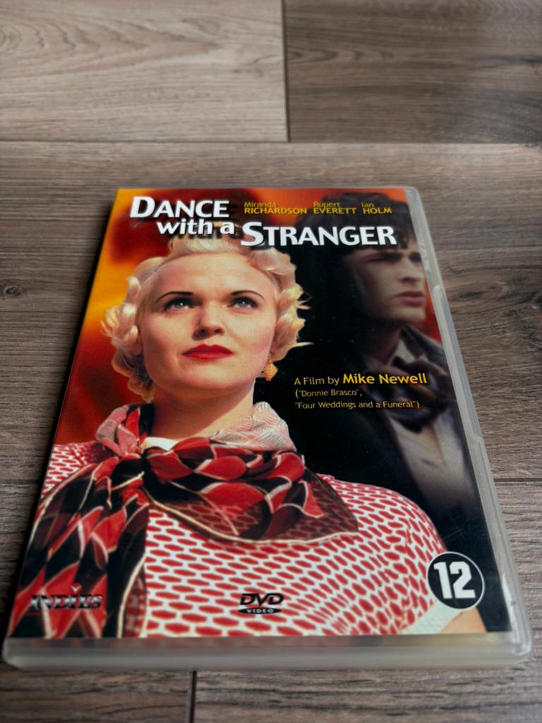 Dance with a Stranger van Mike Newell, Alle leeftijden, Ophalen of Verzenden, Zo goed als nieuw