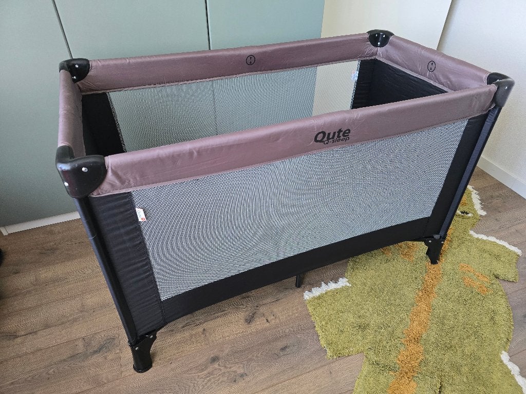 Qute Q-Sleep campingbedje + extra matras & draagtassen, Ophalen, Zo goed als nieuw, Reisbedje