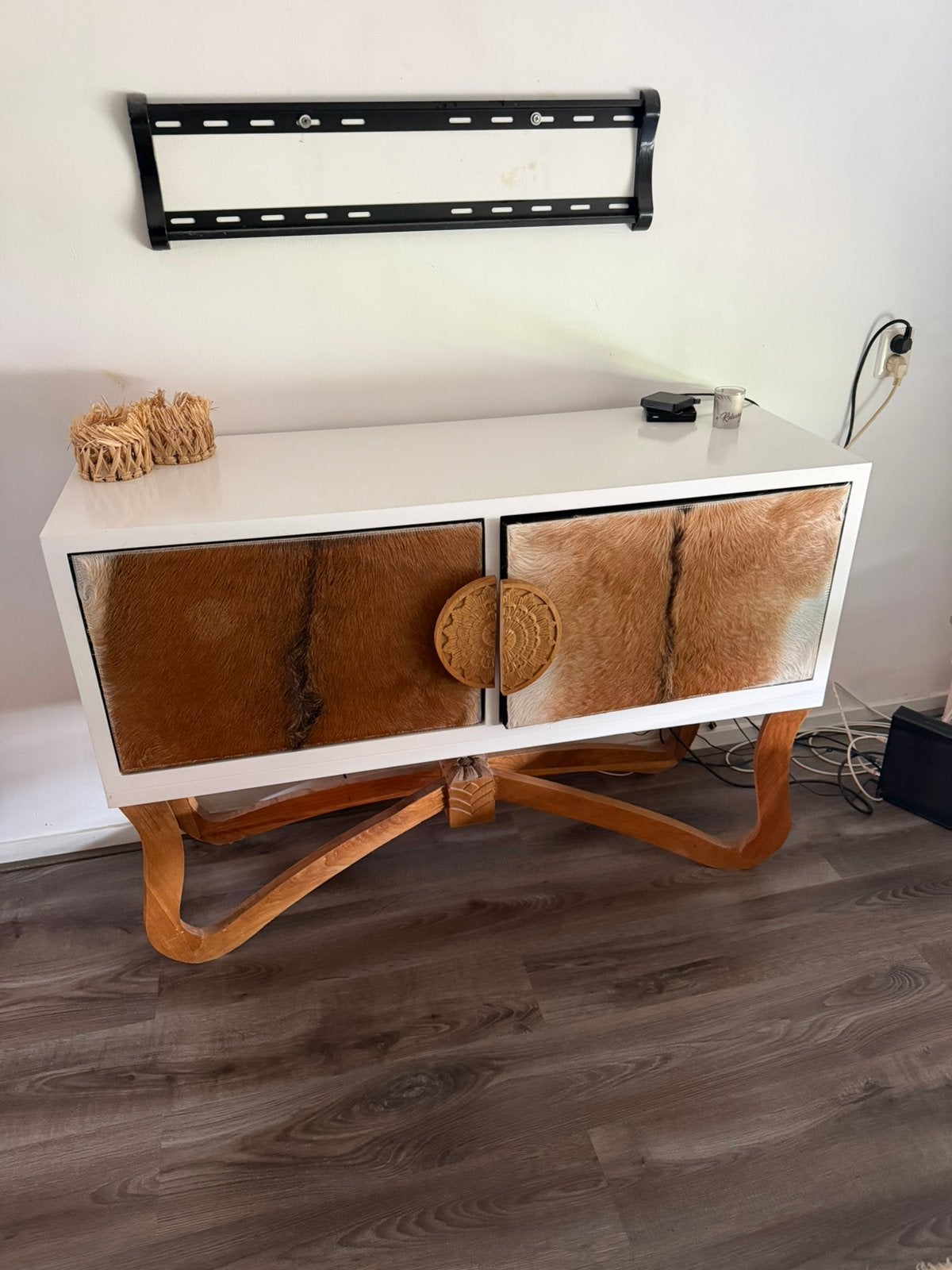 Unieke vintage kast / dressoir met leren deuren, Ophalen, Zo goed als nieuw, 25 tot 50 cm