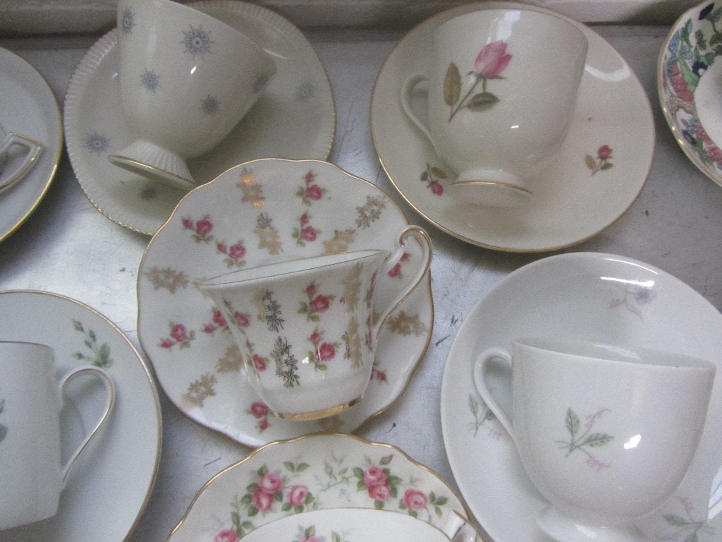 16 x engelse koffie kopjes, gebloemde kop met schotels, Ophalen of Verzenden, Zo goed als nieuw, Porselein, Kop en/of schotel