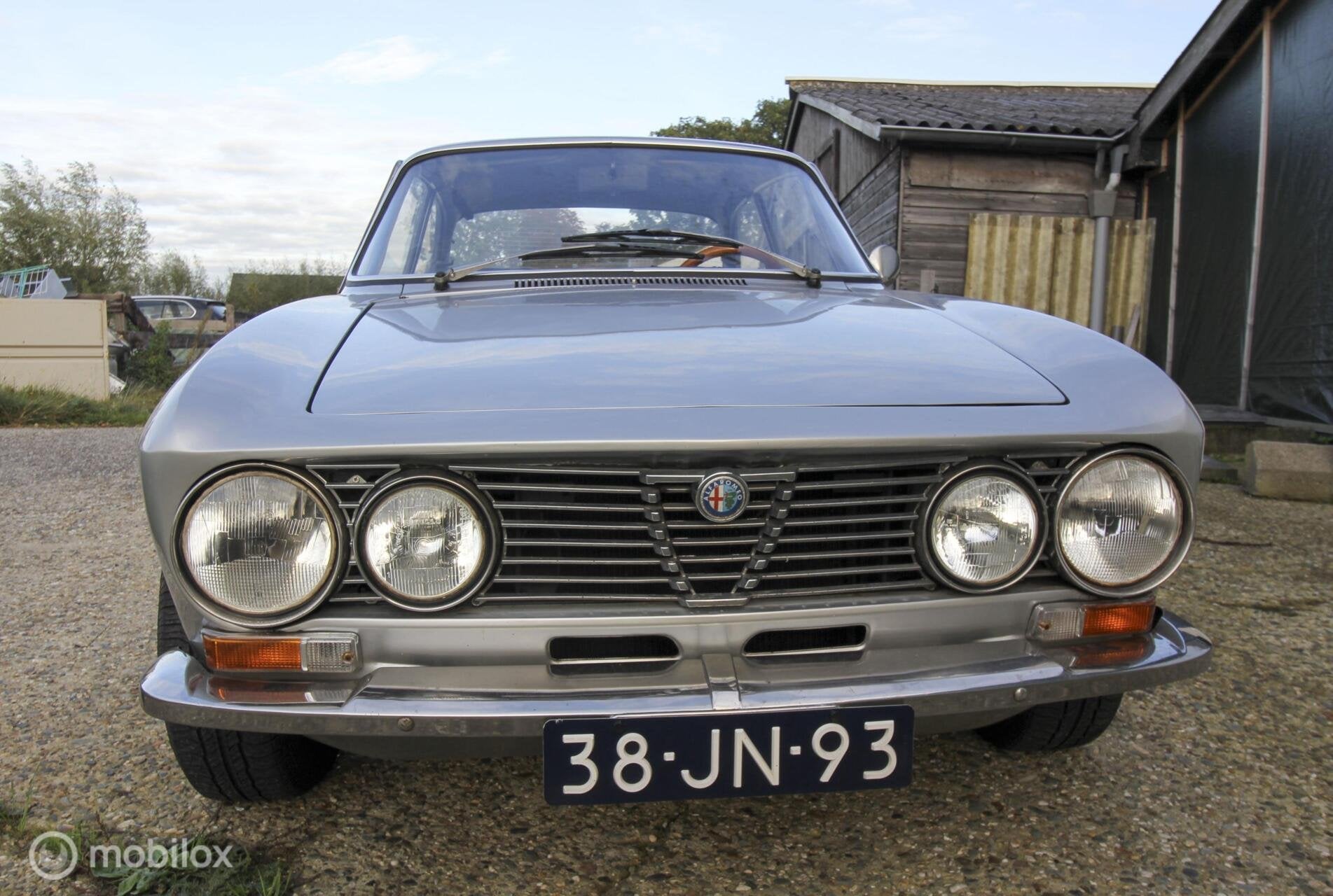 Alfa Romeo GT 1300 Junior Coupe Bertone 1976 met 2.0L motor, Auto's, Achterwielaandrijving, Gebruikt, Zwart, Origineel Nederlands