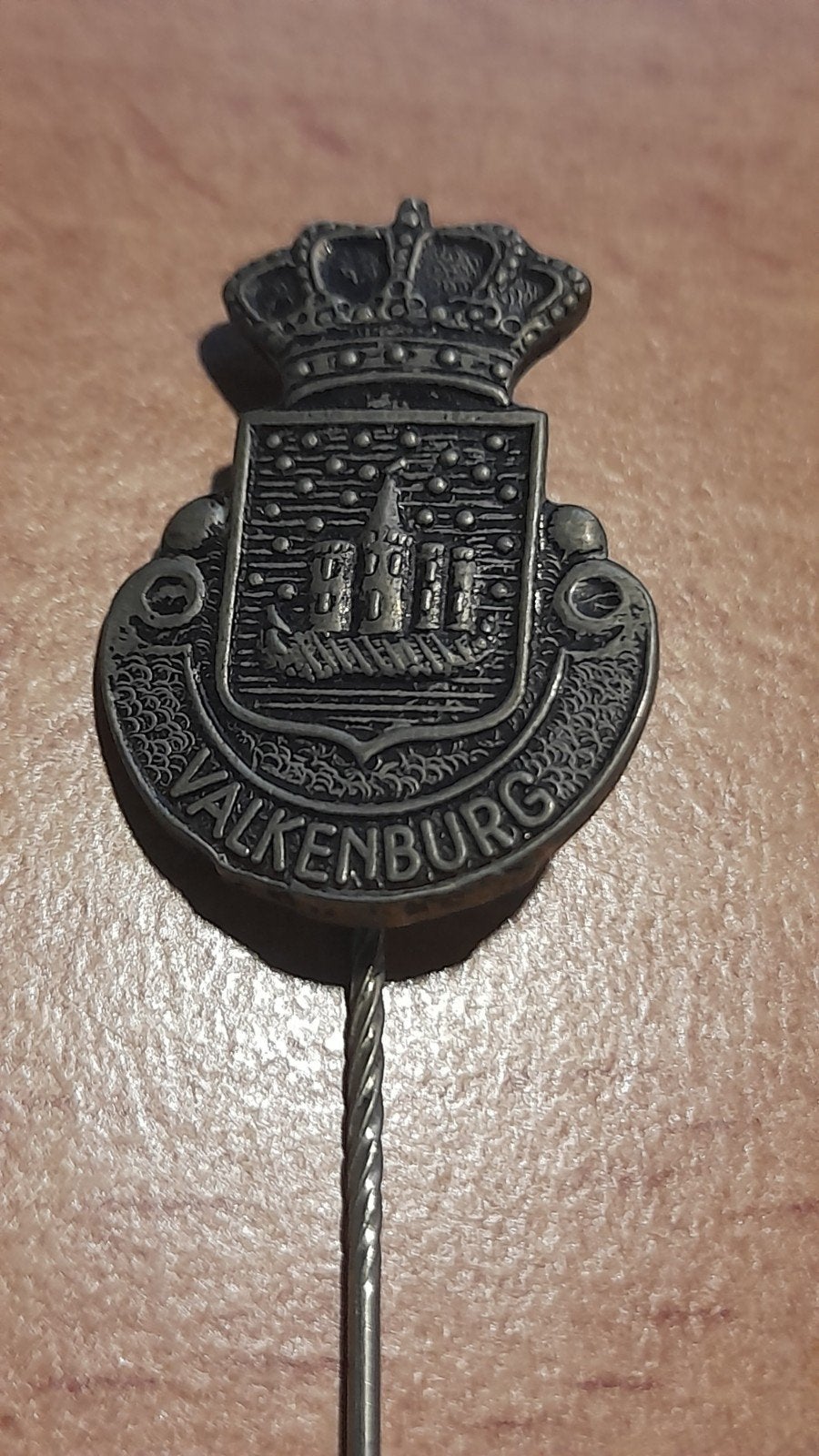 Vintage Speldje Valkenburg met Kroon en Kasteel, Verzamelen, Speldjes, Pins en Buttons, Verzenden, Gebruikt