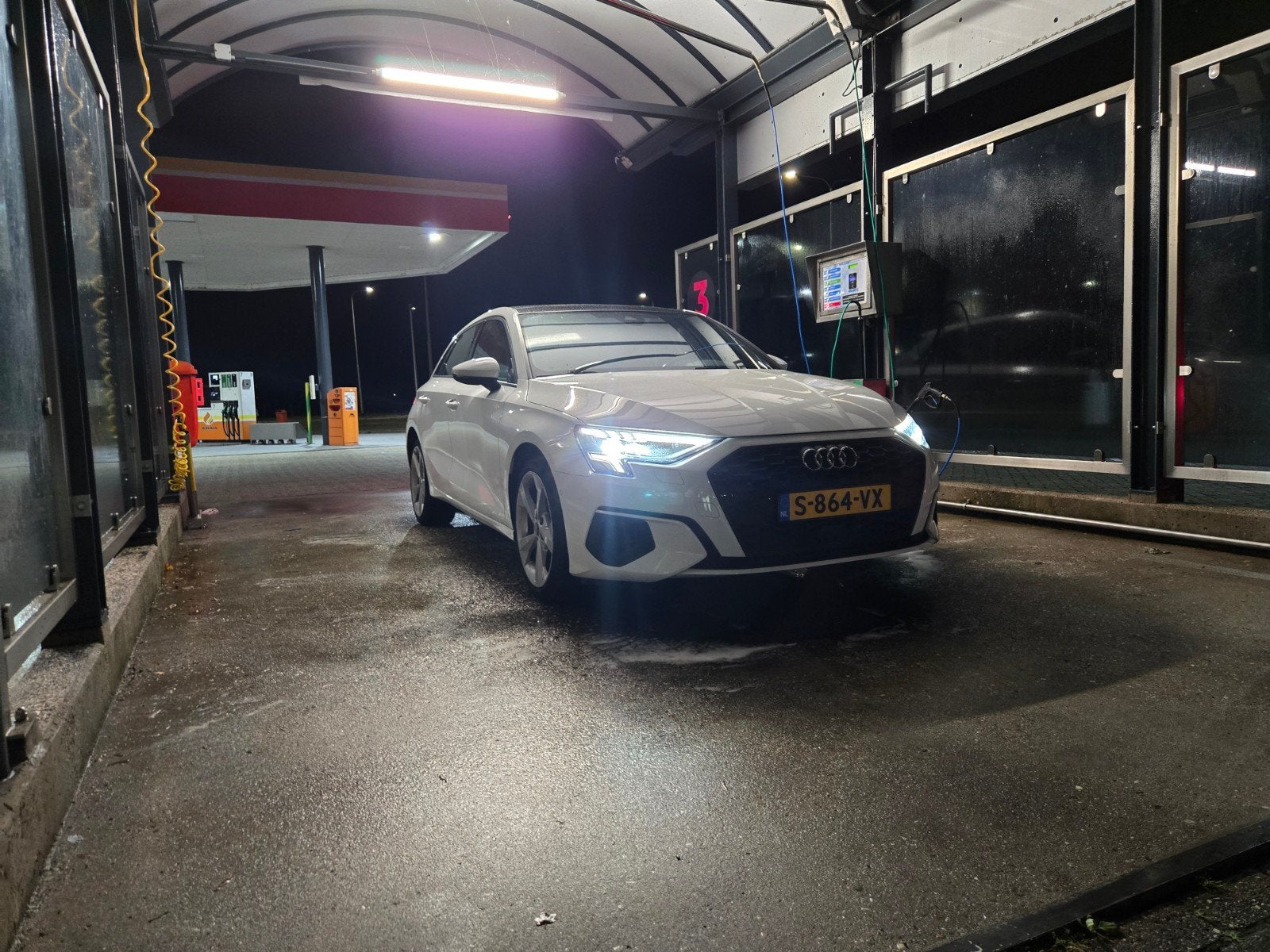 Audi A3 Hybrid Carplay | Pano | Bang & Olufsen, Stof, 4 cilinders, 1535 kg, Wit